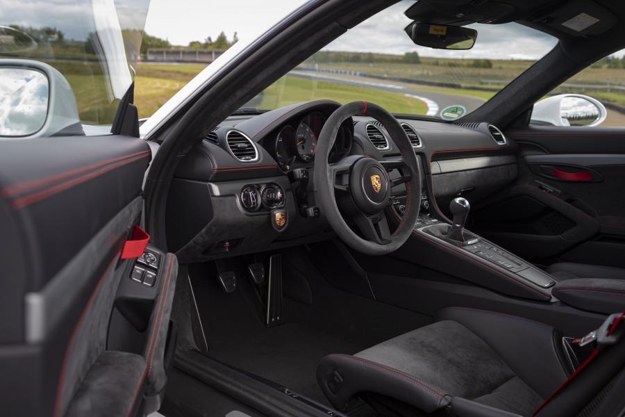 Интерьер Porsche 718 Cayman GT4 (982C) 2019 года  (WW) (фото 114 из 190)